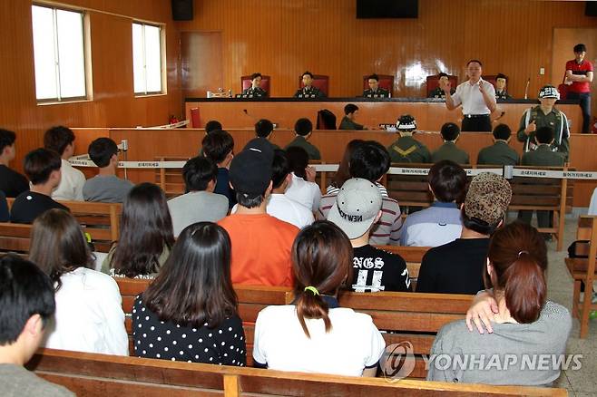 상무대 법정 체험하는 학생들 [연합뉴스 자료사진]