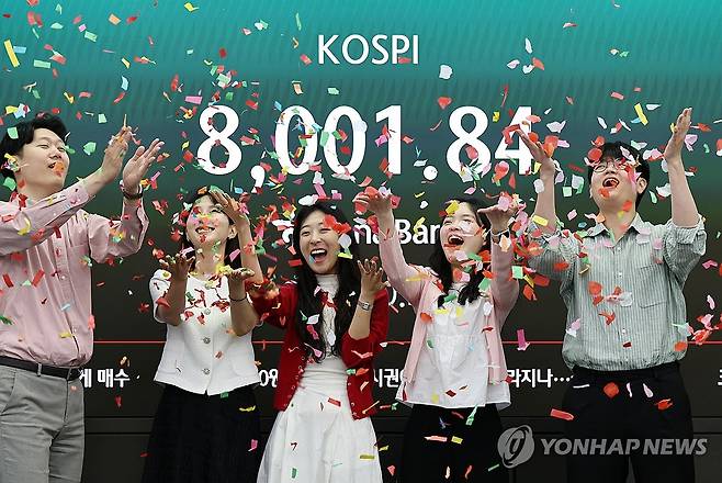 꿈의 코스피 8천 (서울=연합뉴스) 윤동진 기자 = 15일 서울 하나은행 본점 딜링룸에서 코스피8000 기념 세리머니가 진행되고 있다. 2026.5.15 mon@yna.co.kr