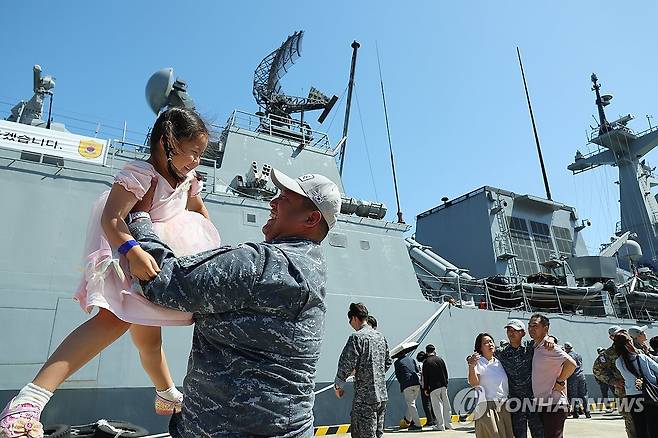 아빠 껌딱지 딸과 작별 (부산=연합뉴스) 손형주 기자 = 15일 부산 남구 부산작전기지에서 열린 청해부대 48진 왕건함 출항 환송식에서 청해부대 부대원이 딸과 작별 인사를 나누고 있다. 2026.5.15 handbrother@yna.co.kr