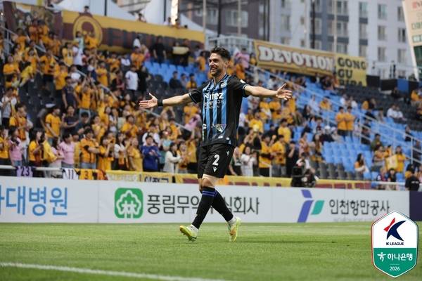 16일 인천축구전용경기장에서 열린 K리그1 15라운드 광주FC와의 경기에서 전반 19분 선제골을 넣은 후안 이비자. /한국프로축구연맹 제공