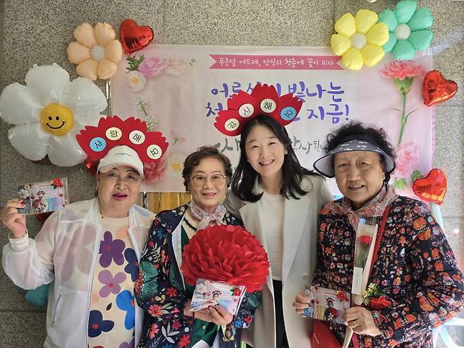 안성시 서부무한돌봄네트워크팀 '푸른달 여드레, 당신의 청춘에 꽃이 피다' 행사. 사진=안성시청