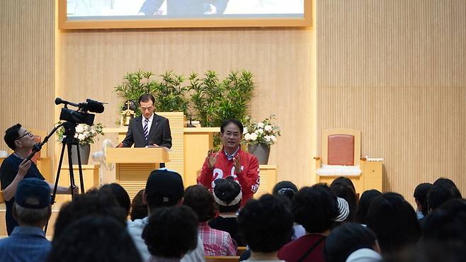 이동환 국민의힘 고양시장 후보가 16일, 능곡중앙교회에서 열린 '능곡3구역 재개발정비사업조합 창립총회' 현장을 방문해 그동안의 경과에 대해 설명하고 있다. 사진=이동환 후보 캠프