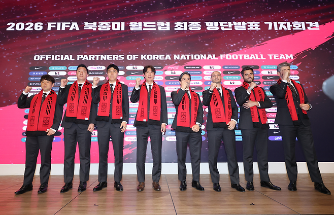 홍명보 한국 축구대표팀 감독이 16일 서울 종로구 KT 광화문 빌딩 웨스트 온마당에서 열린 2026 북중미 월드컵 최종 명단 발표 기자회견에서 코치진과 함께 기념촬영을 하고 있다. 연합