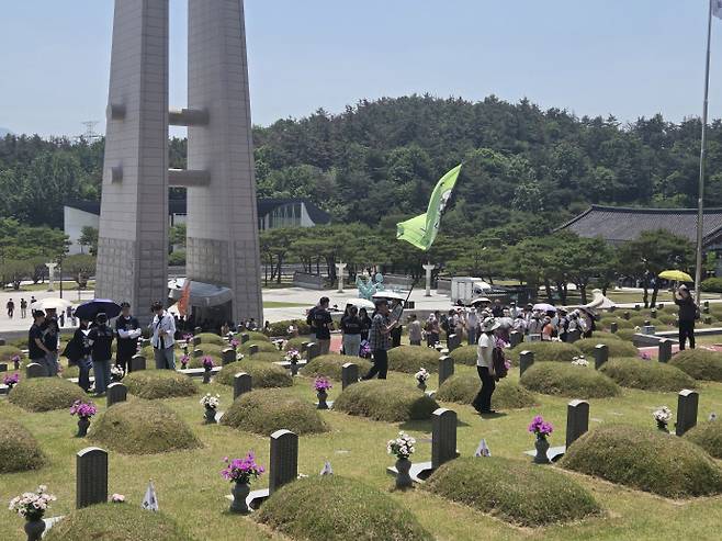 제46주년 5·18민주화운동 기념일을 이틀 앞둔 16일 오후 1시께 광주 북구 운전동 국립5·18민주묘지엔 한낮 기온이 30도 안팎까지 치솟는 초여름 더위 속에서도 참배객들의 발걸음이 줄을 이었다. /임지섭 기자 ljs@namdonews.com