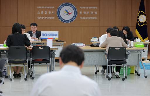 제9회 전국동시지방선거 후보자 등록 접수일인 14일 서울 종로구 서울시선거관리위원회에서 후보자 및 캠프 대리인들이 후보 등록을 하고 있다. /연합뉴스