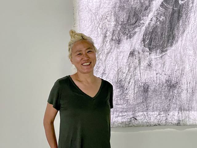 조선희 사진가가 작품 앞에서 활짝 웃고 있다. 이연정 기자