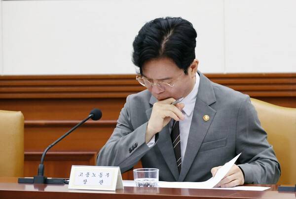 김영훈&nbsp;고용노동부 장관이 15일 오전 서울 종로구 정부서울청사에서 열린 비상경제본부회의 겸 경제ㆍ부동산 관계장관회의에서 자료를 검토하고 있다.&nbsp; 연합뉴스