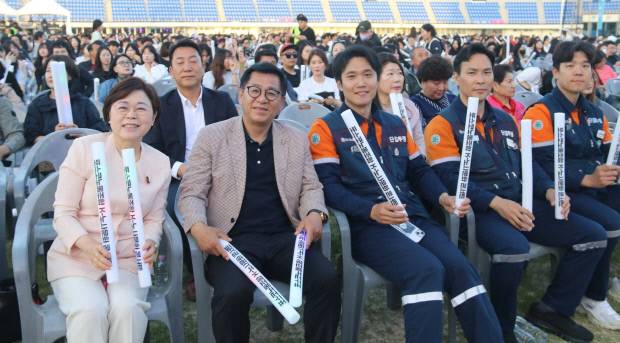 김정재 국회의원과 이상휘 국회의원(왼쪽부터)이 15일 포스코노조가 주최한 노사문화 콘서트에 함께 참석했다. 김정재 의원 SNS