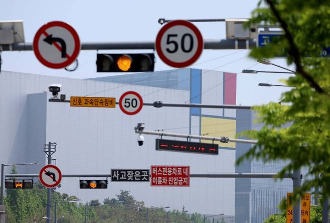 삼성전자 노사가 사후조정 최종일에도 성과급 지급을 둘러싼 이견을 끝내 좁히지 못해 협상이 결렬되면서 총파업이 현실화할 가능성이 커지는 가운데 13일 경기 평택시 삼성전자 평택캠퍼스에 긴장감이 흐르고 있다. 정부는 추가 조정이 가능하다는 입장이지만 노조가 파업 입장을 고수하고 있어 최후 수단인 긴급조정권 발동 가능성도 흘러나오는 분위기다. 신태현 기자 holjjak@