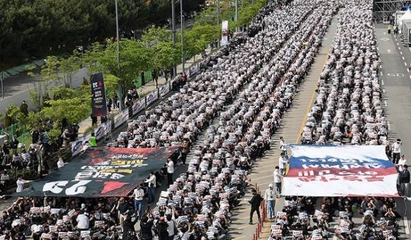 삼성전자 노조가 예고한 총파업이 나흘 앞으로 다가온 가운데 사측이 직원들에게 내부 메시지를 통해 조직 내 갈등 확산 차단과 구성원 보호를 강조하며 긴장 완화에 나섰다. 사진은 평택캠퍼스 앞에서 열린 삼성전자 노동조합 공동투쟁본부가 투쟁 결의대회를 진행하고 있는 모습./사진=연합뉴스 제공