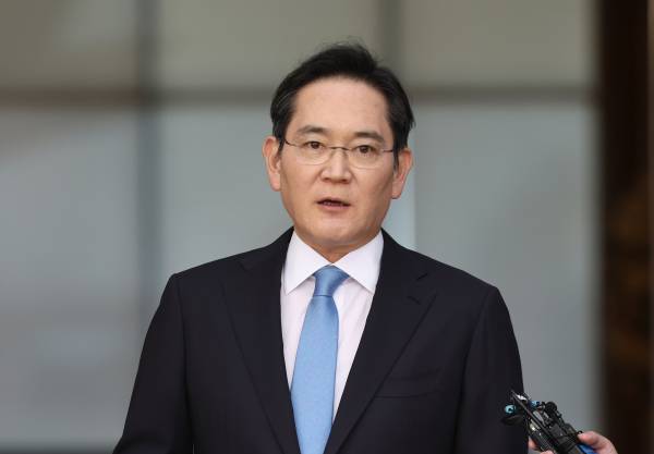 이재용 삼성전자 회장이 16일 일본 출장 일정을 마치고 서울김포비즈니스항공센터를 통해 귀국해 입장을 밝히고 있다./사진=연합뉴스 제공