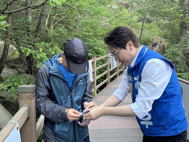 ▲하정우 부산 북구갑 더불어민주당 후보가 16일 오전 부산 북구 구포무장애숲길에서 주민에게 명함을 건네며 인사를 나누고 있다. 사진=박서현 인턴기자