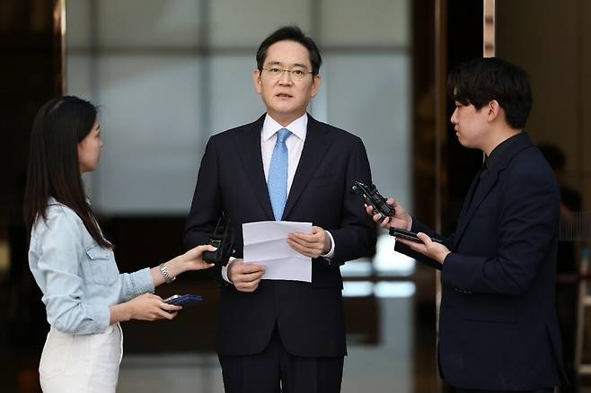 해외 출장을 마치고 귀국한&nbsp;이재용&nbsp;삼성전자 회장이 16일 서울 김포비즈니스항공센터(SGBAC)에서 입장문을 읽고 있다.[사진=연합뉴스]