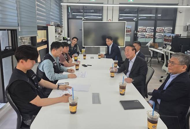 전영현 DS부문장(오른쪽 가운데)과 최승호 초기업노동조합 삼성전자지부 위원장(왼쪽 가운데)이 15일 오후 평택캠퍼스에서 만나 의견을 나누고 있다. / 초기업노조