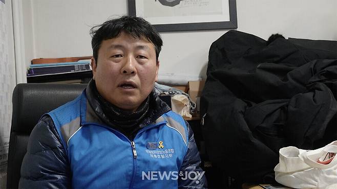 세종호텔 앞에서 고공 농성을 하다 내려온 고진수 지부장. 그는 서울시교육청 지혜복 교사 현장에 연대하러 갔다 출동한 경찰에게 체포당한 후 구속됐다. 뉴스앤조이 나수진