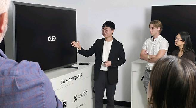 호주 시드니에서 열린 삼성전자 '2026 호주 테크세미나'에서 참석자들이 2026년형 OLED TV를 살펴보고 있다./사진=삼성전자