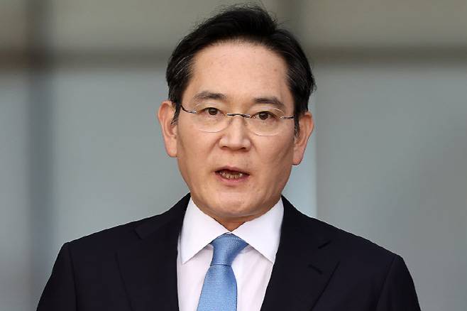 해외 출장 중 급거 귀국한 이재용 삼성전자 회장이 16일 서울 김포비즈니스항공센터(SGBAC)에서 입장문을 읽고 있다. (사진=연합뉴스)