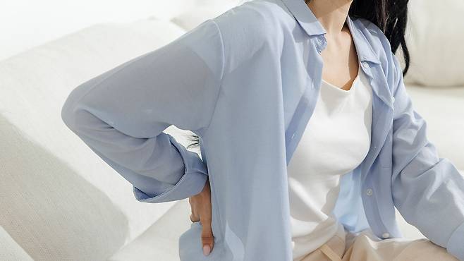 허리가 보내는 신호를 이해하고 적절한 보존적 치료로 회복의 방향을 잡는 것이 중요하다|출처: 클립아트코리아