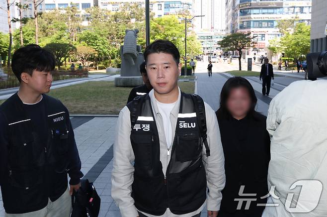 최승호 초기업노조 삼성전자지부 위원장이 13일 경기 수원시 영통구 수원지방법원에서 열린 삼성전자 노조 위법 쟁의행위 금지 가처분 신청 2차 심문 출석하고 있다. 2026.5.13 ⓒ 뉴스1 김영운 기자