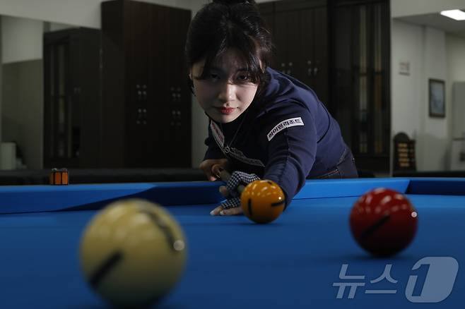 LPBA 무대에서 활약 중인 이미래 프로가 30일 오후 서울시 송파구 양재대로 한국체육대학교에서 뉴스1과 100세 운동법 '당구' 원포인트 레슨을 하고 있다. 2026.5.2 ⓒ 뉴스1 박정호 기자
