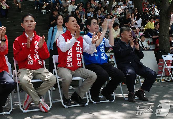 부산 북구갑 국회의원 보궐선거에 출마하는 하정우 더불어민주당 후보와 박민식 국민의힘 후보가 16일 부산 북구 만덕동 백양근린공원에서 열린 만덕지기 마을축제에 참석해 박수를 치고 있다. 2026.05.16 ⓒ 뉴스1 김세정 기자