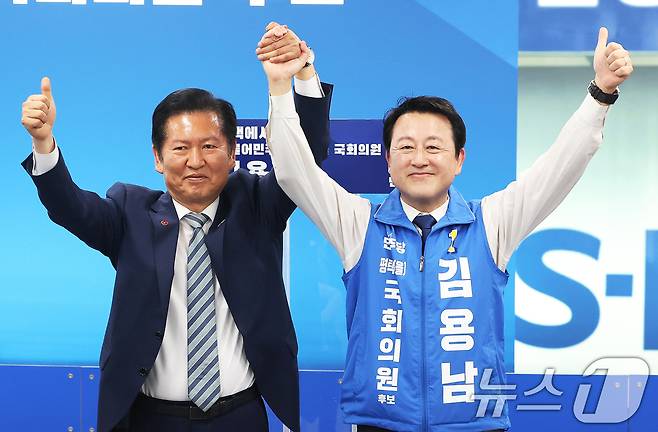 김용남 더불어민주당 경기 팽택을 후보가 15일 경기 평택시 안중읍 선거사무소에서 열린 개소식에서 정청래 대표와 함께 기념촬영을 하고 있다. (공동취재) ⓒ 뉴스1 김영운 기자