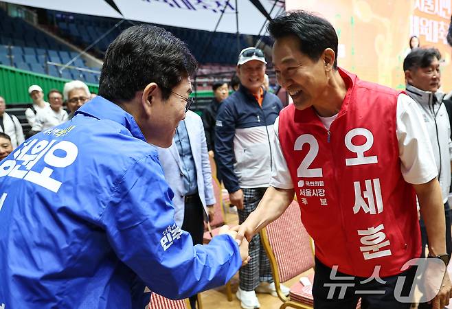 정원오 더불어민주당 서울시장 후보와 오세훈 국민의힘 서울시장 후보가 16일 서울 송파구 잠실실내체육관에서 열린 2026 서울시민체육대축전에 참석해 인사를 나누고 있다. 2026.5.16 ⓒ 뉴스1 김도우 기자