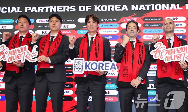 홍명보 감독을 비롯한 대한민국 축구국가대표팀 코칭스태프들이 16일 오후 서울 종로구 KT온마당에서 2026 FIFA 북중미 월드컵 최종 명단 발표 기자회견을 마친 뒤 기념 촬영을 하고 있다. 2026.5.16 ⓒ 뉴스1 안은나 기자