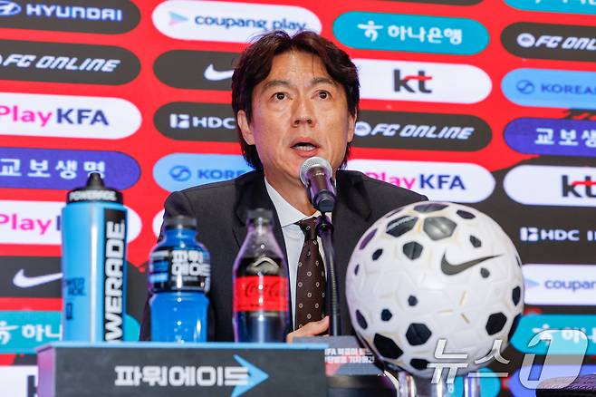 홍명보 감독이 16일 오후 서울 종로구 KT온마당에서 2026 FIFA 북중미 월드컵 대한민국 축구대표팀 최종 명단을 발표, 취재진 질의에 답하고 있다. 2026.5.16 ⓒ 뉴스1 안은나 기자