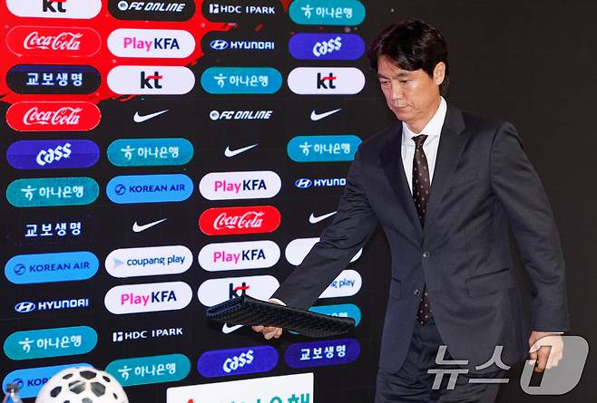 홍명보 감독이 16일 오후 서울 종로구 KT온마당에서 열린 2026 FIFA 북중미 월드컵 대한민국 축구국가대표팀 최종 명단 발표 기자회견에 입장하고 있다. 2026.5.16 ⓒ 뉴스1 안은나 기자
