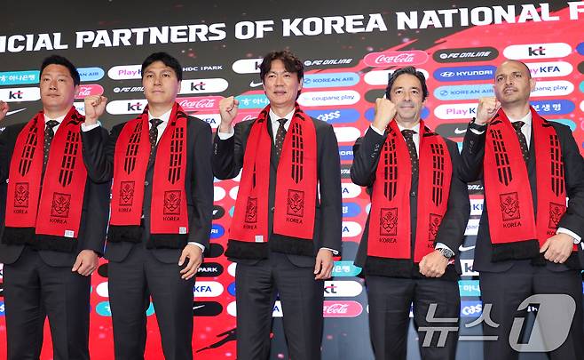 홍명보 감독을 비롯한 대한민국 축구국가대표팀 코칭스태프들이 16일 오후 서울 종로구 KT온마당에서 2026 FIFA 북중미 월드컵 최종 명단 발표 기자회견을 마친 뒤 기념 촬영을 하고 있다. 2026.5.16 ⓒ 뉴스1 안은나 기자