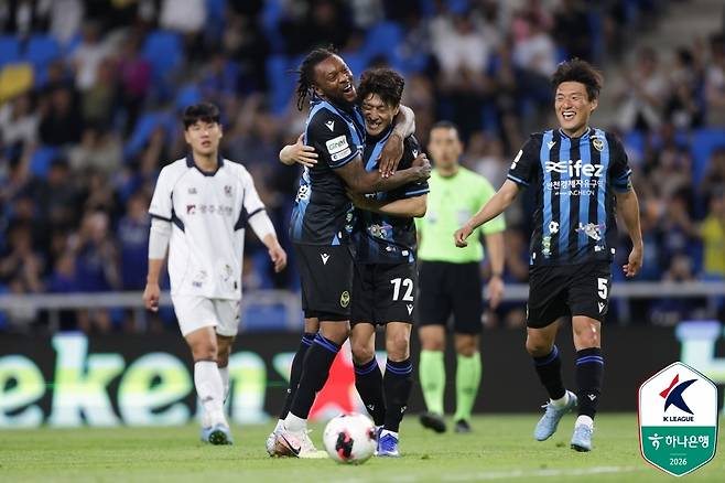 인천 유나이티드 이청용이 16일 광주FC와 홈 경기에서 득점 후 페리어의 축하를 받고 있다. (한국프로축구연맹 제공)