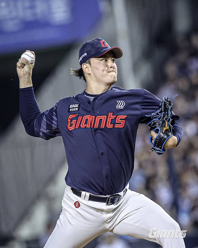 롯데 김원중이 15일 잠실구장에서 열린 2026 KBO리그 정규시즌 두산전에서 8회말 올라와 역투하고 있다. 사진 | 롯데 자이언츠