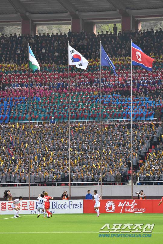 2017년 김일성경기장에서 펼쳐진 여자축구 아시안컵 남북 예선전에서 북한 여자축구 대표팀을 열렬히 응원하는 북한 응원단. 사진출처=평양공동취재단