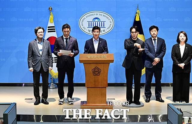 정 서울시장 후보 캠프 관계자들이 14일 국회에서 기자회견을 열고 정 후보 폭행 전과 사건과 관련된 입장을 밝히고 있다. 왼쪽부터 민주당 채헌일 의원, 이정헌 의원, 이해식 의원, 수어 통역관, 오기형 의원, 이주희 의원. /배정한 기자/배정한 기자