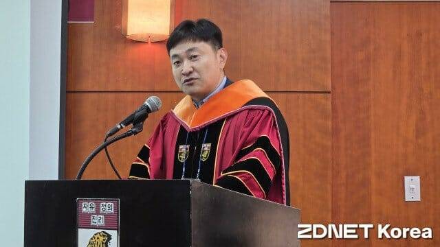 강형우 교수가 개식선언과 사회를 보고 있다.