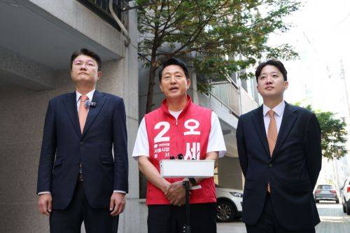 김정철 개혁신당 서울시장 후보(왼쪽부터), 오세훈 국민의힘 서울시장 후보, 이준석 개혁신당 대표가 16일 오전 서울 노원구 공릉로의 원룸을 찾아 이곳에서 자취하는 대학생과 대화하며 애로사항을 청취한 뒤 주거 문제 관련 공약 등을 밝히고 있다. 오 후보 캠프