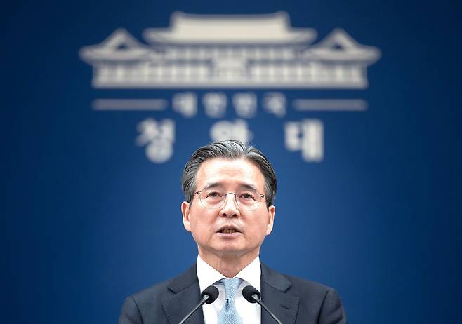 김용범 청와대 정책실장은 향후 강남 아파트 가격이 완만한 상승세를 보일 것으로 예상했다. 사진은 지난 3월 브리핑하는 모습./뉴스1