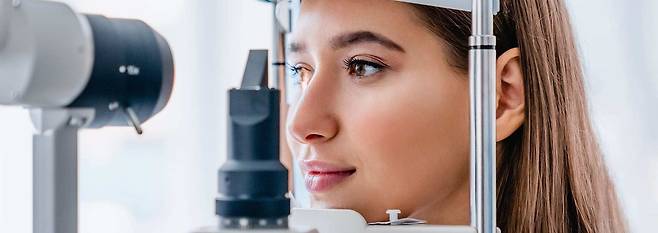 안과에서 눈을 검사하는 모습./northern vision Care 제공