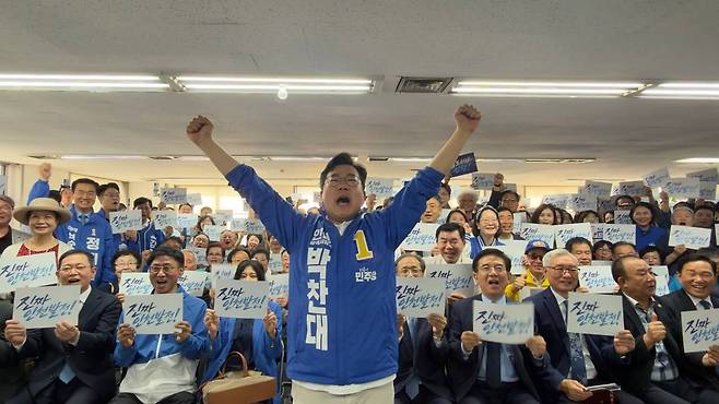 박찬대 더불어민주당 인천시장 후보가 16일 인천 미추홀구 주안동에서 '당찬캠프' 개소식을 열고 참석자들과 기념촬영을 하고 있다. / 박찬대 후보 '당찬캠프'