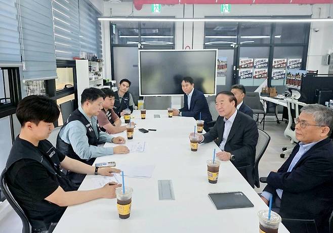 전영현 대표이사 부회장(오른쪽 두 번째)을 비롯한 삼성전자 DS 부문 사장단이 15일 경기도 삼성전자 평택 사업장을 방문해 초기업노조 최승호 위원장(왼쪽 두 번째) 등 노조 지도부와 면담하고 있다. 연합뉴스