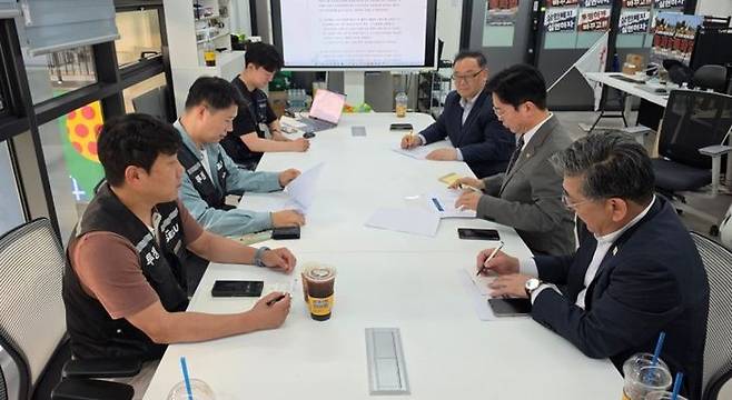 김영훈 고용노동부 장관을 비롯한 고용노동부 관계자들이 지난 15일 평택 삼성전자 사업장을 찾아 초기업노조 위원회와 면담하는 모습.ⓒ초기업노조
