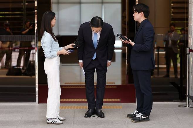 해외 출장을 마치고 귀국한 이재용 삼성전자 회장이 16일 서울 김포비즈니스항공센터(SGBAC)에서 머리 숙여 사죄 인사를 하고 있다.ⓒ연합뉴스