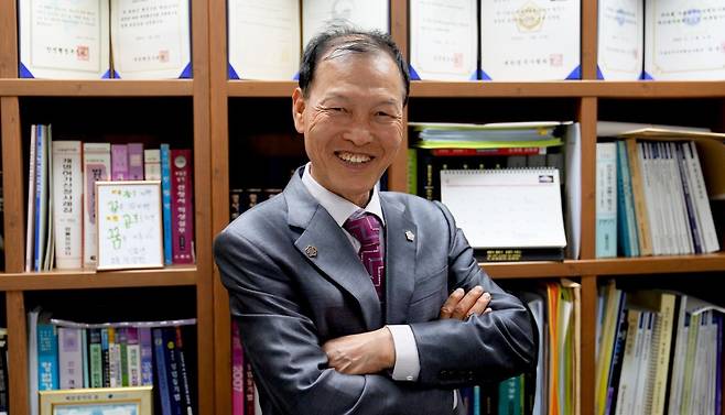 한상범 씨가 지난해 차린 자신의 사무실에서 활짝 웃고 있다. 책꽂이에 ‘지금 잠을 자면 꿈을 꾸지만 지금 공부를 하면 꿈을 이룬다’는 문구가 놓여 있다. 한민주 채널A CD