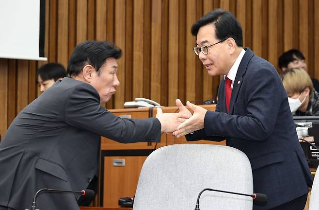 송언석 국민의힘 원내대표(오른쪽)가 4월 21일 국회에서 열린 원내대책회의에 참석하며 강대식 의원과 인사하고 있다. 윤운식 선임기자 yws@hani.co.kr