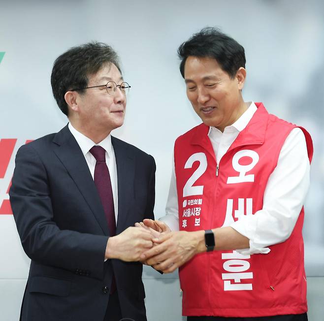 오세훈(오른쪽) 국민의힘 서울시장 후보가 14일 서울 종로구 선거캠프에서 유승민 전 의원과 기념촬영하고 있다. 뉴시스