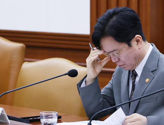 김영훈 고용노동부 장관이 15일 서울 종로구 정부서울청사에서 열린 비상경제본부회의 겸 경제부동산 관계장관회의에서 자료를 검토하고 있다. 연합뉴스