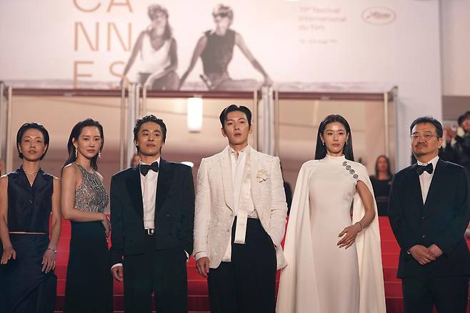 영화 '군체' 출연 배우 김신록, 신현빈, 구교환, 지창욱, 전지현, 연상호 감독이 16일 프랑스 칸 뤼미에르 대극장에서 열린 칸영화제 미드나이트 스크리닝 레드카펫 행사에 참석하고 있다. AP 연합뉴스