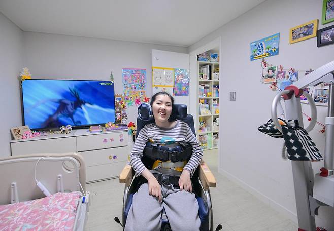 7일 부산의 한 자립지원주택에서 배유화씨가 본인의취향대로 꾸민 방에서 포즈를 취하고 있다. 부산=최주연 기자