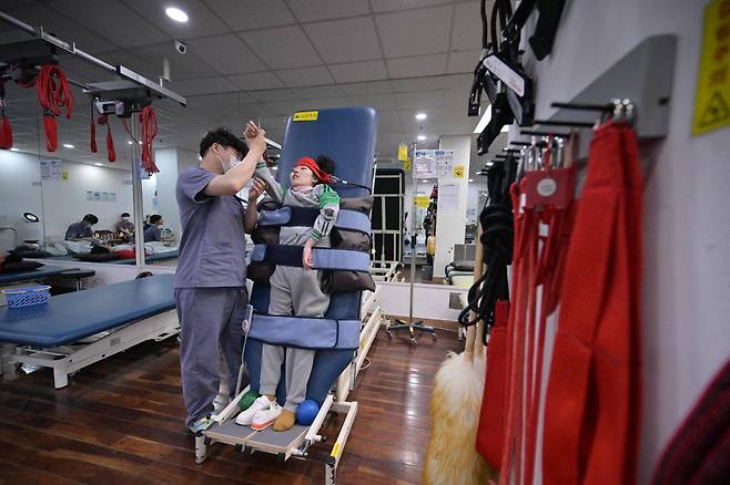 7일 부산 파크사이드재활병원에서 탈시설 장애인 배유화씨가 물리치료를 받고 있다. 부산=최주연 기자